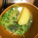 じゃがいも、豆苗、わかめの味噌汁